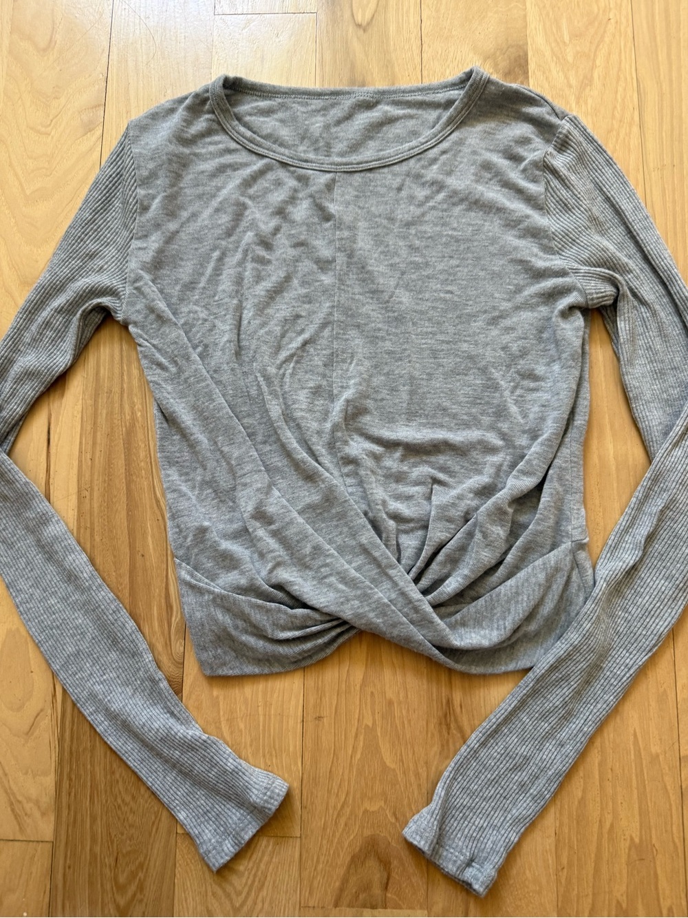 Alo Yoga Women’s Cover Long Sleeve Crop Gathered Top in Heather Gray size S